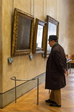 Paris, Fransa - 08 Kasım 2017: Louvre Musée du Louvre, ziyaretçi. Louvre Paris ve çok popüler kültür sitesi en büyük müzesidir.