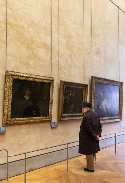 Paris, Fransa - 08 Kasım 2017: Louvre Musée du Louvre, ziyaretçi. Louvre Paris ve çok popüler kültür sitesi en büyük müzesidir.
