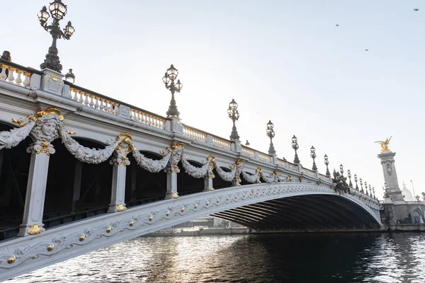 Güzel Bridge Alexandre Iii Paris Süslü Art Nouveau Lambaları Heykeller — Stok fotoğraf