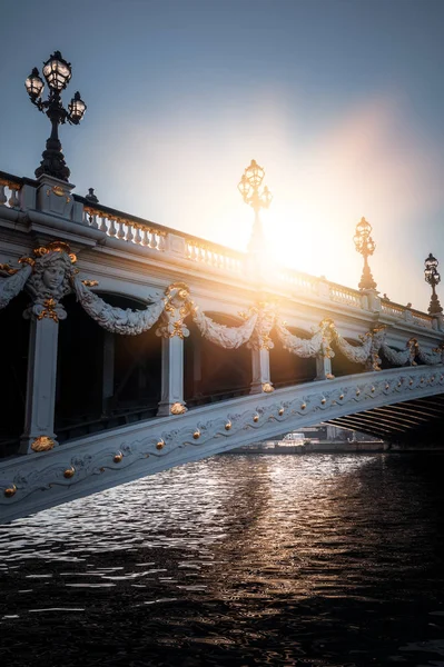 Gyönyörű Híd Alexandre Iii Párizsban Díszes Szecessziós Lámpák Szobrok Díszítik — Stock Fotó