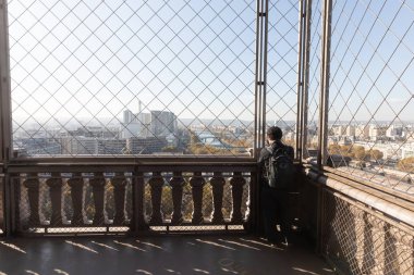 Paris, Fransa - 07 Kasım 2017: Eyfel Kulesi gözlem güverte. Turistler, Paris'te Eyfel Kulesi