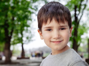 Aile ve mutlu yaşam tarzı kavramı. Bulanık cityscape arka plan üzerinde küçük bir çocuk portresi. 
