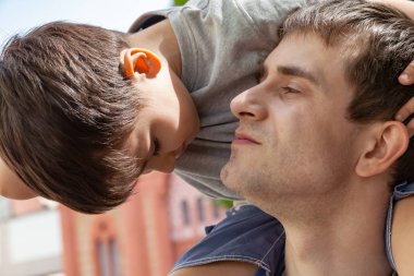 Aile ve mutlu yaşam tarzı kavramı. Mutlu aile portresi. Babası ile oynayan çocuk. 