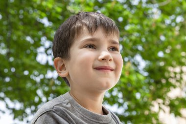 Aile ve mutlu yaşam tarzı kavramı. Bulanık cityscape arka plan üzerinde küçük bir çocuk portresi. 
