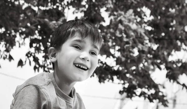 Rodina Šťastný Stylu Života Portrét Malého Chlapce Pozadí Rozmazané Panoráma — Stock fotografie
