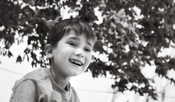 Conceito Família Estilo Vida Feliz Retrato Menino Fundo Uma Paisagem — Fotografia de Stock