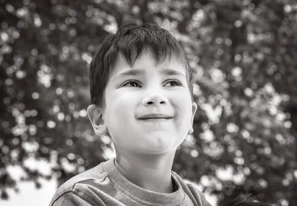 Rodina Šťastný Stylu Života Portrét Malého Chlapce Pozadí Rozmazané Panoráma — Stock fotografie
