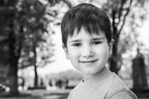 Conceito Família Estilo Vida Feliz Retrato Menino Fundo Uma Paisagem — Fotografia de Stock