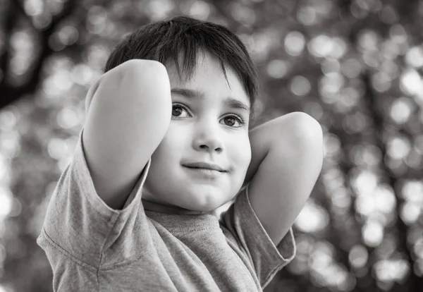 Conceito Família Estilo Vida Feliz Retrato Menino Fundo Uma Paisagem — Fotografia de Stock