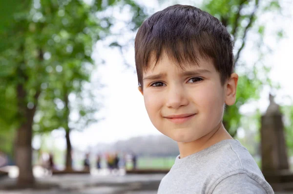 家庭和快乐的生活方式概念 一个小男孩的肖像在一个模糊的城市景观的背景 — 图库照片
