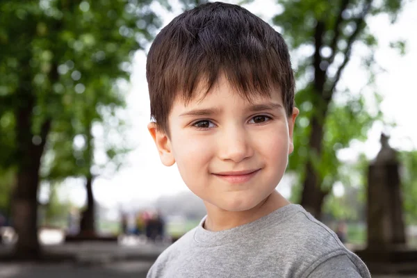 Familjen Och Glad Livsstilskoncept Porträtt Liten Pojke Bakgrunden Suddig Stadsbild — Stockfoto