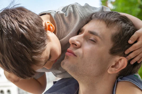 Familie Und Glücklicher Lebensstil Glückliches Familienporträt Kind Spielt Mit Seinem — Stockfoto