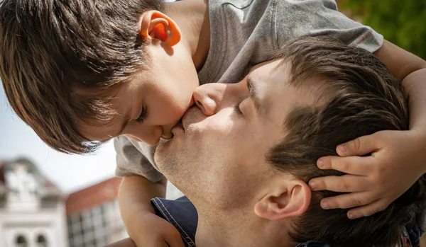 Familie Und Glücklicher Lebensstil Glückliches Familienporträt Kind Spielt Mit Seinem — Stockfoto