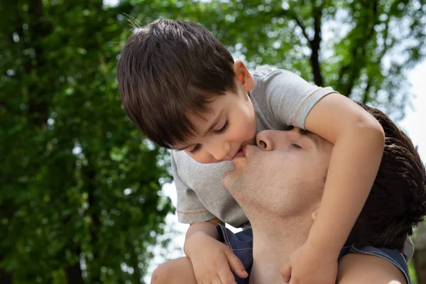 Conceito Família Estilo Vida Feliz Feliz Retrato Família Criança Brincando — Fotografia de Stock