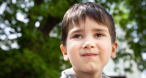 Conceito Família Estilo Vida Feliz Retrato Menino Fundo Uma Paisagem — Fotografia de Stock