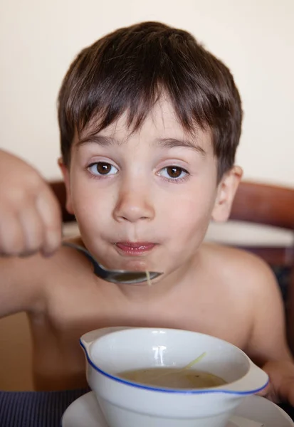 Concept Vie Familiale Heureuse Petit Garçon Mange Avec Une Cuillère — Photo