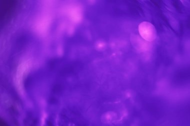 Son moda neon renklerde arka plan bulanık. Soyut ışıklar. Neon ışık. Neon ışıkları bokeh. Pembe ve mavi arka plan ile neon trendy renkler. Çizgiler ve hafif lekeler.