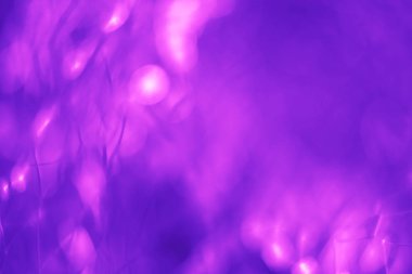 Son moda neon renklerde arka plan bulanık. Soyut ışıklar. Neon ışık. Neon ışıkları bokeh. Pembe ve mavi arka plan ile neon trendy renkler. Çizgiler ve hafif lekeler.