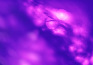 Son moda neon renklerde arka plan bulanık. Soyut ışıklar. Neon ışık. Neon ışıkları bokeh. Pembe ve mavi arka plan ile neon trendy renkler. Çizgiler ve hafif lekeler.