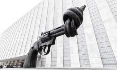 New York, ABD - 20 Şubat 2019: Şiddet olduğunu İsveçli sanatçı Carl Reutersward düğümlü varil ve yukarı işaret namlu ile büyük boy bir Colt Python.357 Magnum tabanca, bir bronz heykel
