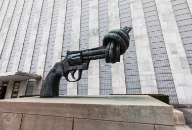 New York, ABD - 20 Şubat 2019: Şiddet olduğunu İsveçli sanatçı Carl Reutersward düğümlü varil ve yukarı işaret namlu ile büyük boy bir Colt Python.357 Magnum tabanca, bir bronz heykel