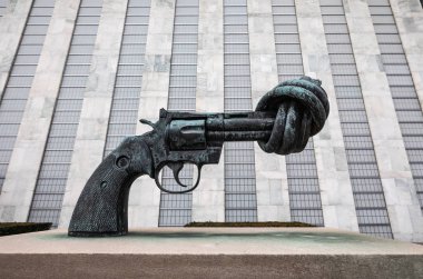 New York, ABD - 20 Şubat 2019: Şiddet olduğunu İsveçli sanatçı Carl Reutersward düğümlü varil ve yukarı işaret namlu ile büyük boy bir Colt Python.357 Magnum tabanca, bir bronz heykel