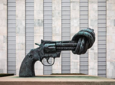 New York, ABD - 20 Şubat 2019: Şiddet olduğunu İsveçli sanatçı Carl Reutersward düğümlü varil ve yukarı işaret namlu ile büyük boy bir Colt Python.357 Magnum tabanca, bir bronz heykel