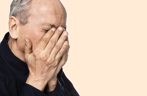 Elderly man suffering from a headache — Stock Photo, Image