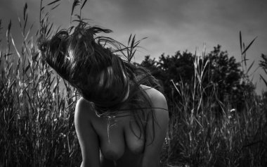 Güzel kız açık havada doğa kumlu bir plaj üzerinde zevk