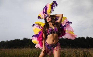 Karnaval kılık açık havada genç kadın