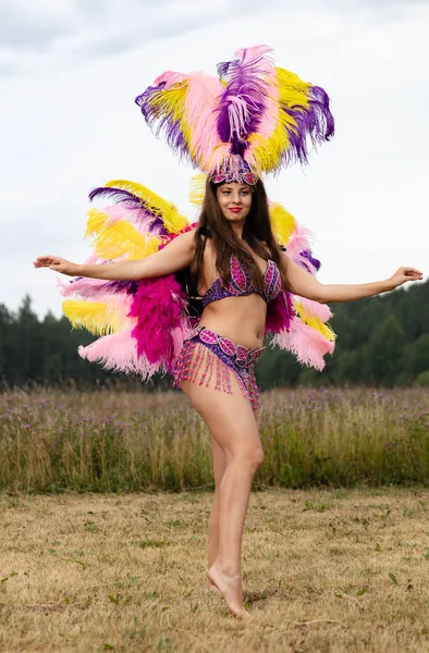 Jovem mulher em traje de carnaval ao ar livre — Fotografia de Stock