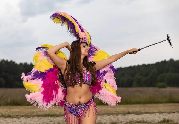 Jonge vrouw in Carnaval kostuum buitenshuis — Stockfoto