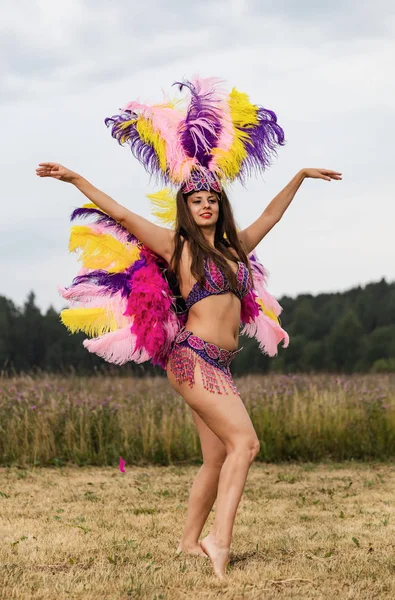 Jovem mulher em traje de carnaval ao ar livre — Fotografia de Stock