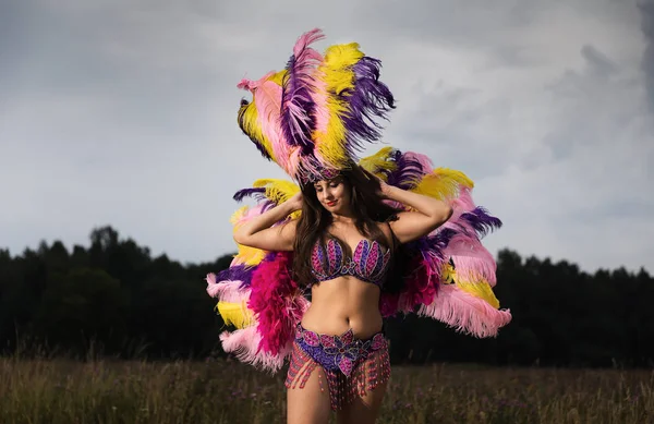 Jovem mulher em traje de carnaval ao ar livre — Fotografia de Stock