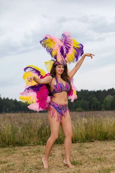 Jovem mulher em traje de carnaval ao ar livre — Fotografia de Stock