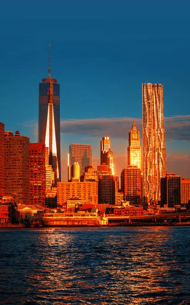 Skyline bajo Manhattan a lo largo del East River —  Fotos de Stock