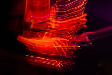 sahnede performans saksafon çalar