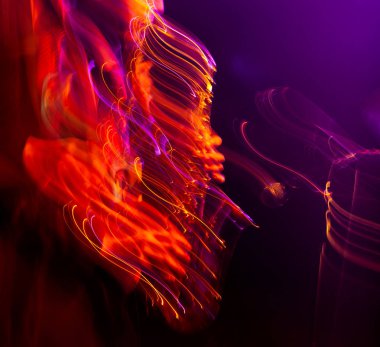 sahnede performans saksafon çalar