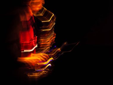 sahnede performans saksafon çalar