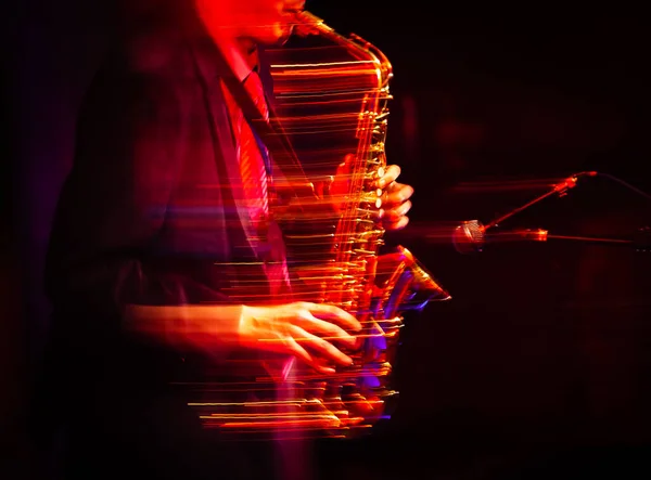 Saxofonista actuando en el escenario —  Fotos de Stock
