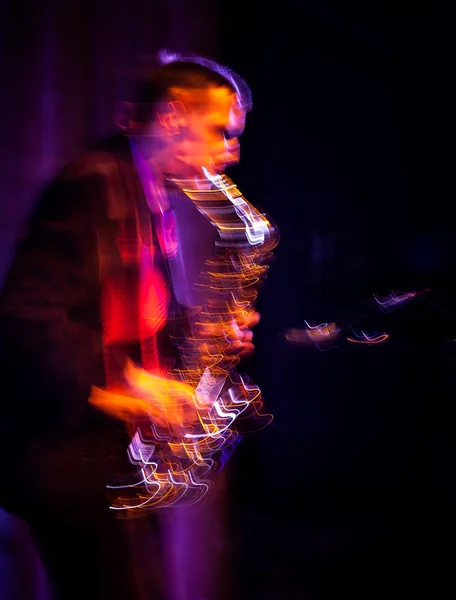 Саксофонист выступает на сцене — стоковое фото