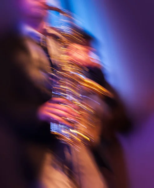 Sahnede performans saksafon çalar — Stok fotoğraf