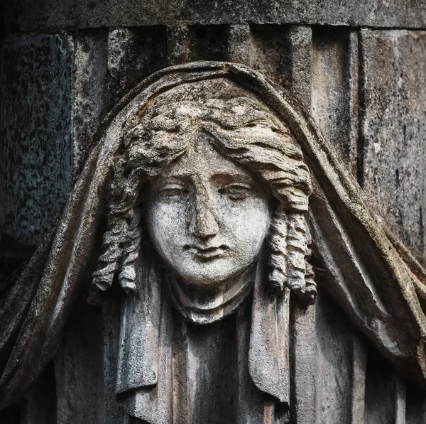 Statua sulla tomba nel vecchio cimitero — Foto Stock