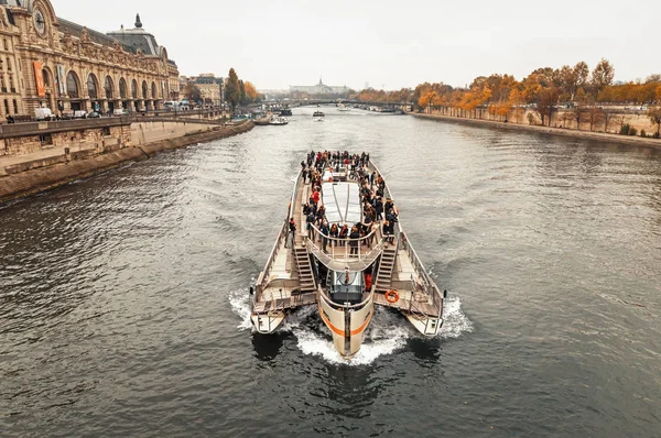 Navio de cruzeiro no Sena em Paris — Fotografia de Stock