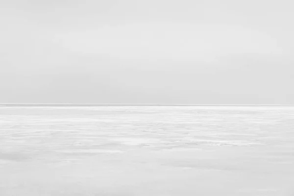 凍った海の水と地平線上の灰色の空 — ストック写真