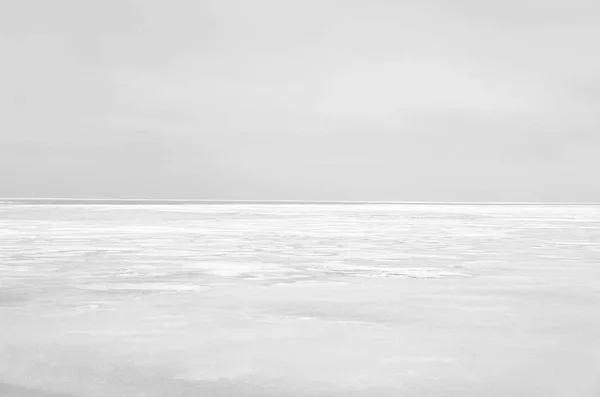 凍った海の水と地平線上の灰色の空 — ストック写真