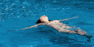 Yüzme havuzunda güzel genç çıplak kadın