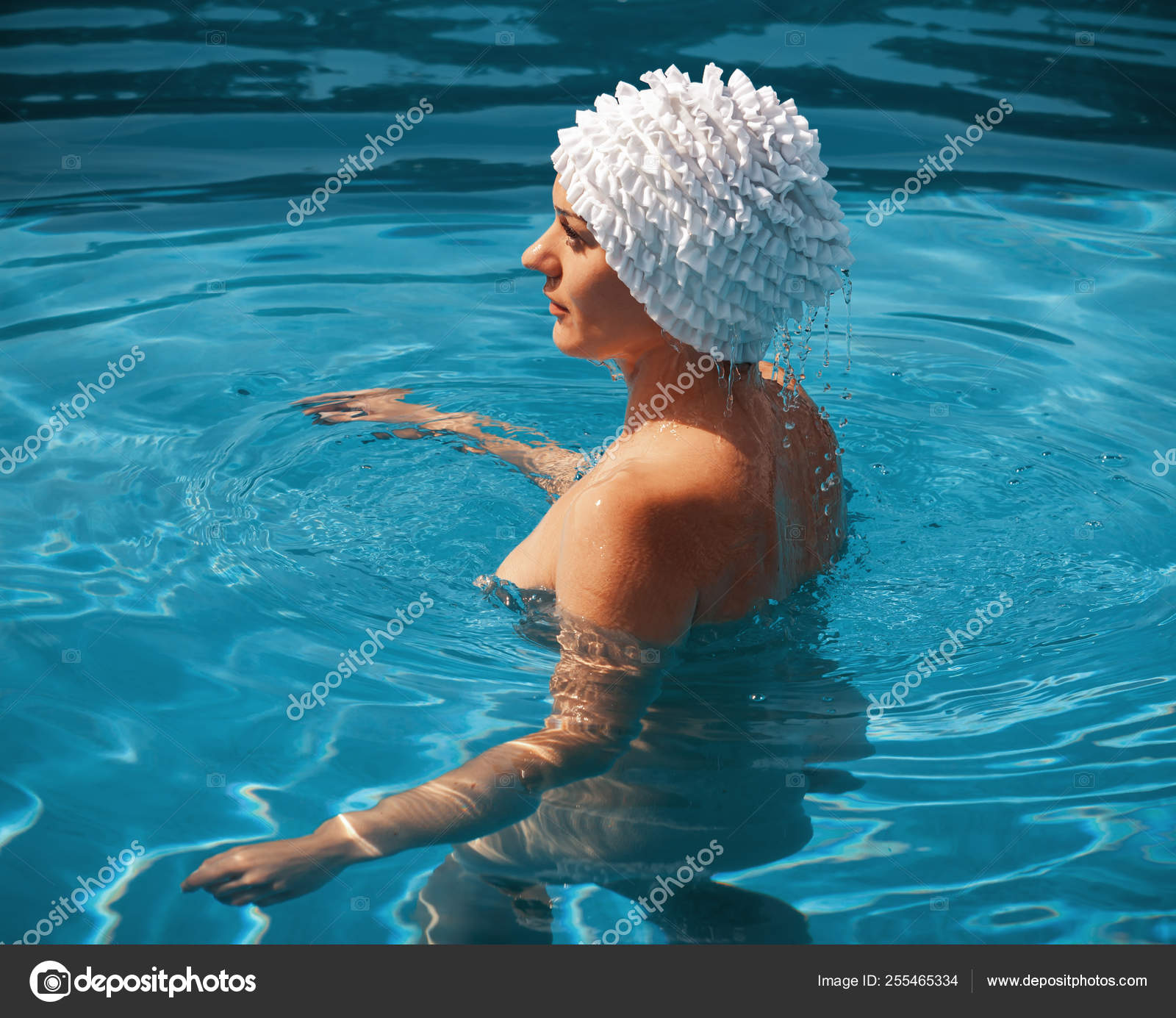 Schöne junge nackte Frau im Schwimmbad.