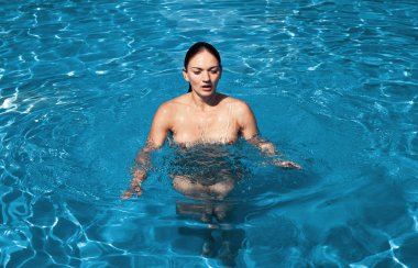 Yüzme havuzunda güzel genç çıplak kadın