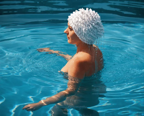 Beautiful young nude woman in swimming pool — Stock Photo, Image